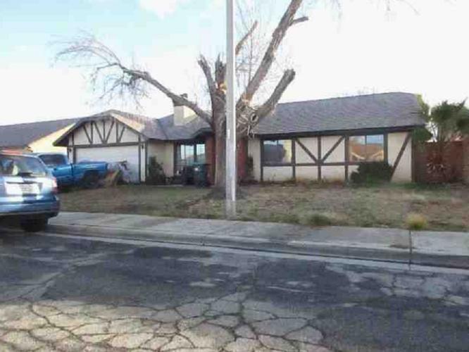 Maureen St, Palmdale, CA 93550