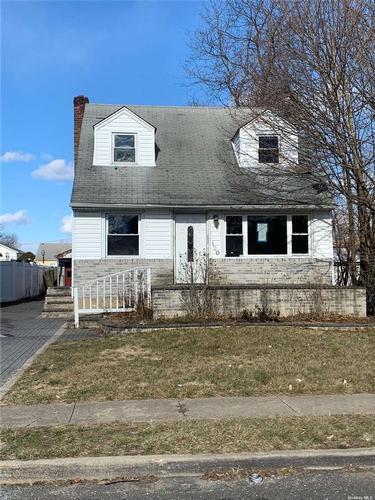 Henry St, Roosevelt, NY 11575