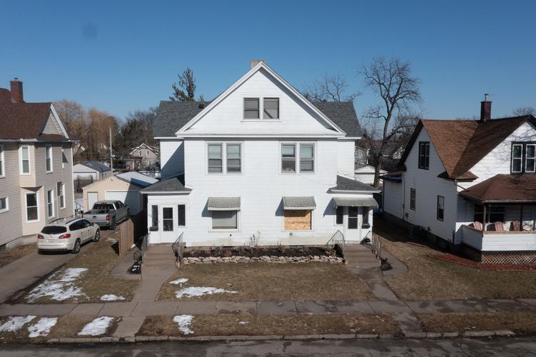 W Pleasant St, Davenport, IA 52804