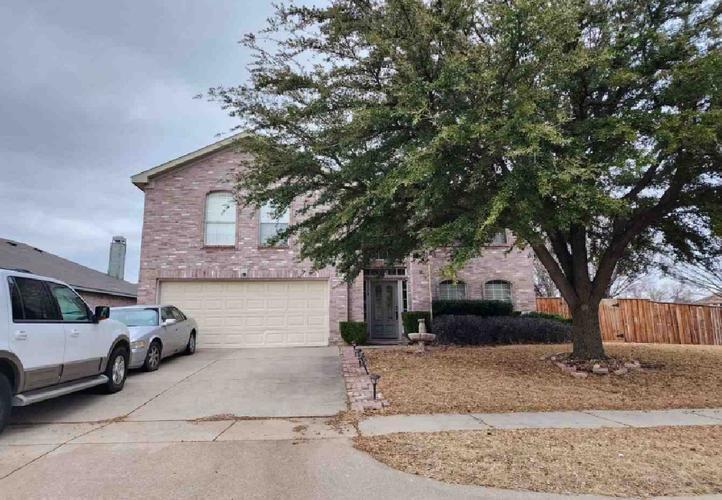 Earle Dr, Grand Prairie, TX 75052
