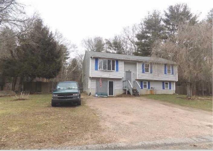Red Oak Dr, Wyoming, RI 02898