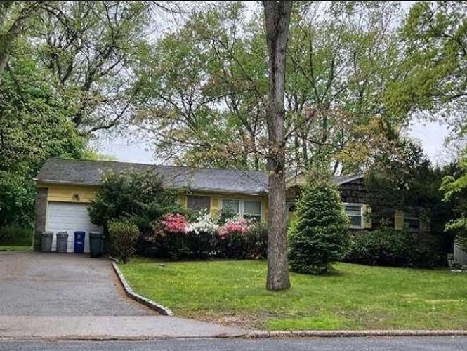 Brooksite Dr, Smithtown, NY 11787