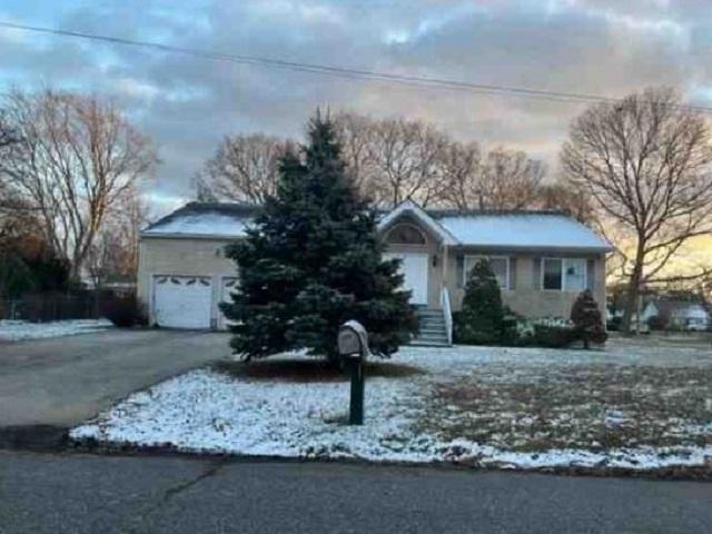Palmetto Dr, Shirley, NY 11967