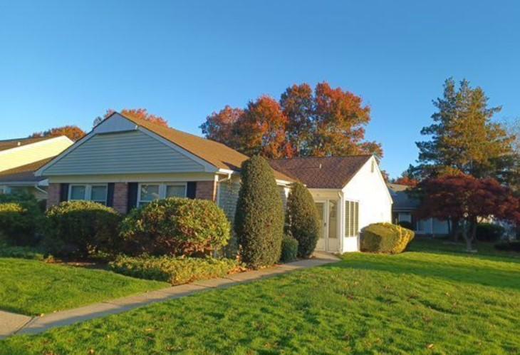 Hearthside Dr, Mount Sinai, NY 11766
