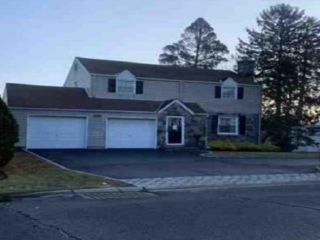 S Wellwood Ave, Lindenhurst, NY 11757