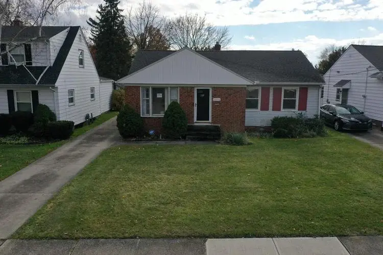 Mendota Ave, Maple Heights, OH 44137