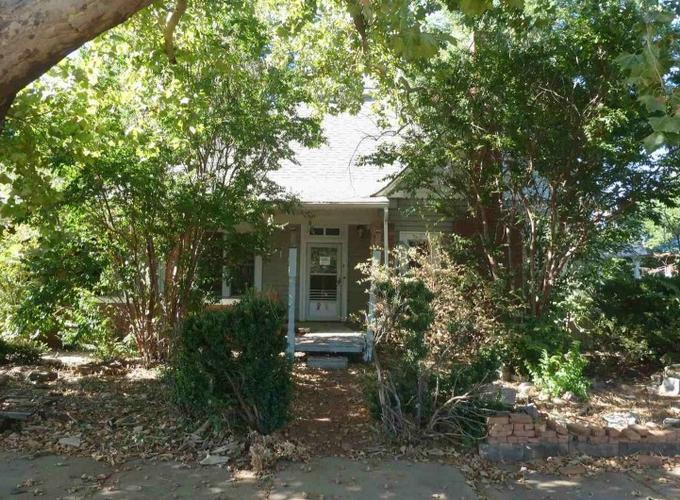 E Walnut St, Altus, OK 73521