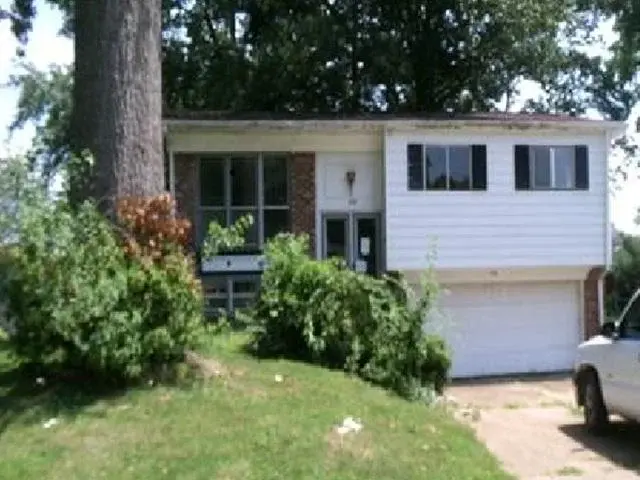 Philecia Dr, Swansea, IL 62226