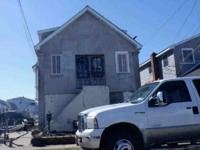 S 9th St, Lindenhurst, NY 11757