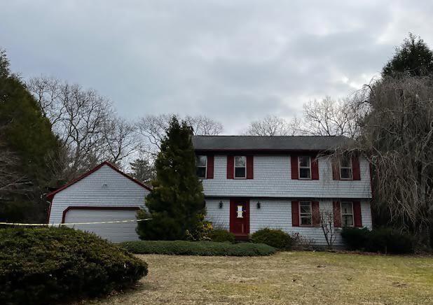 Tomahawk Cir, Saunderstown, RI 02874