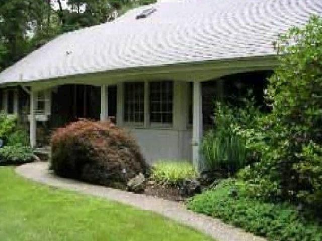 Spinning Wheel Ln, Dix Hills, NY 11746