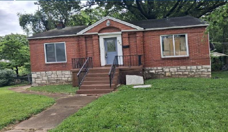 Kingston Dr, Saint Louis, MO 63125