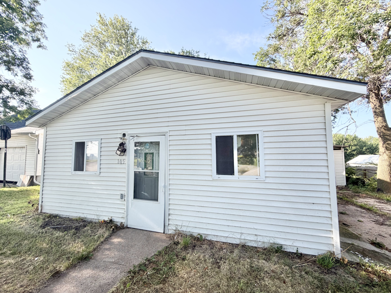 W Saline St, Blue Hill, NE 68930