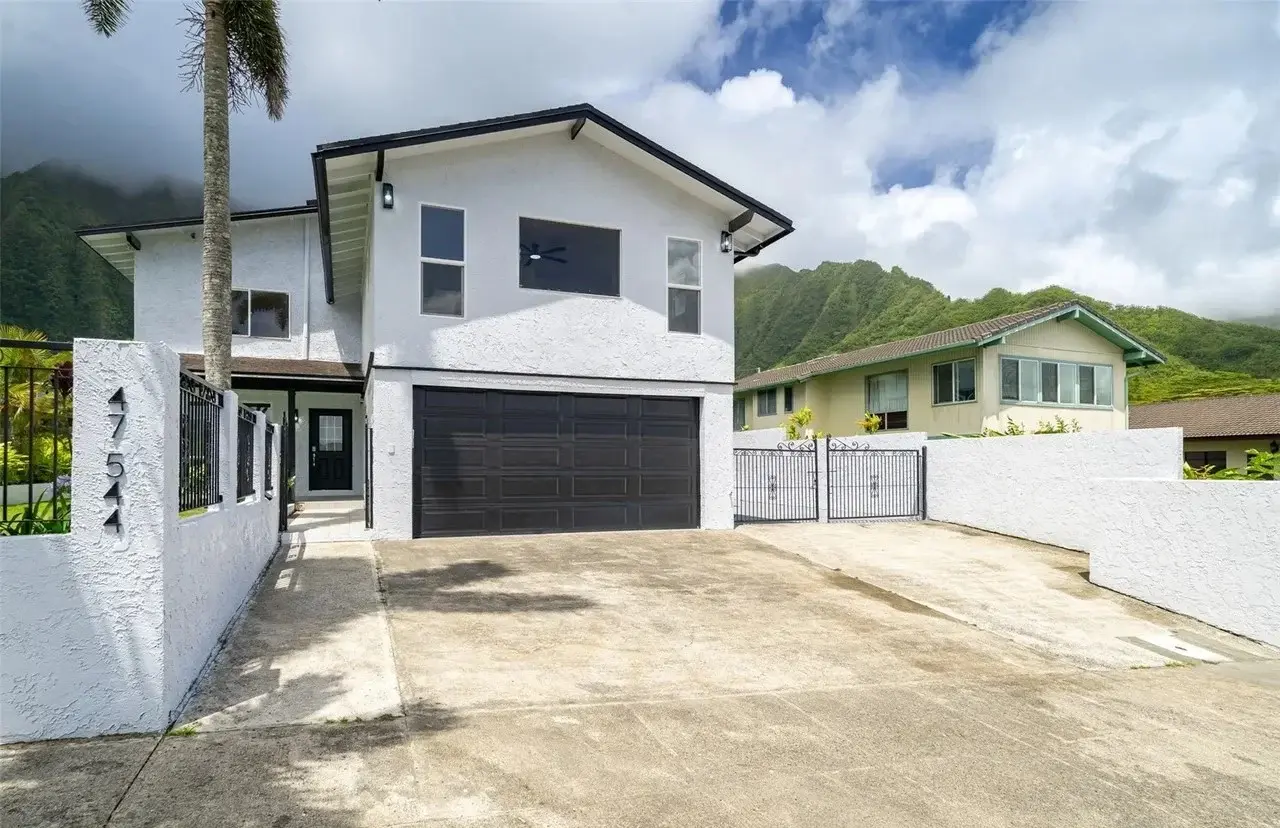 Hakuhale St, Kaneohe, HI 96744