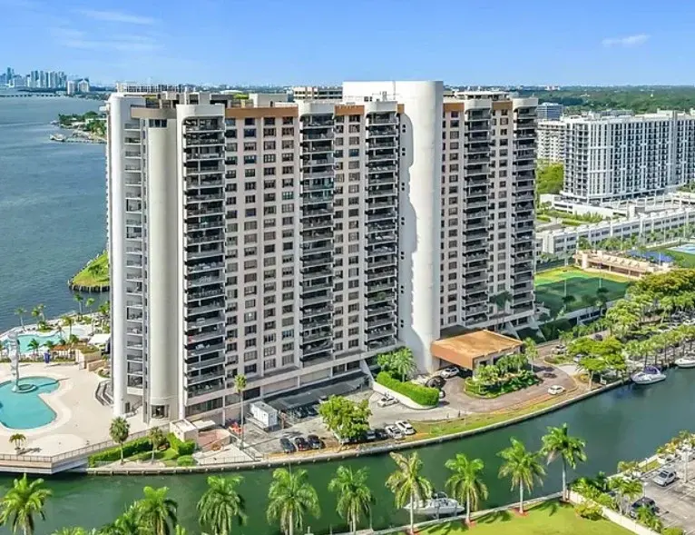 Ne 114th St, Miami, FL 33181