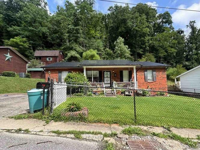 Hidden Valley Rd, Chapmanville, WV 25508