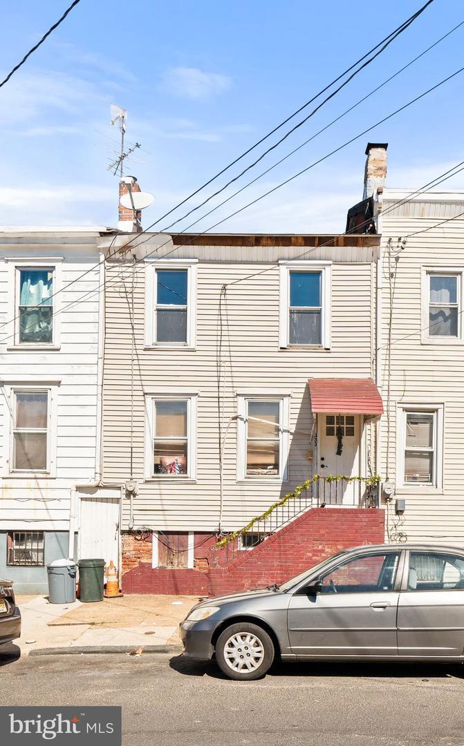 Pine St, Camden, NJ 08103
