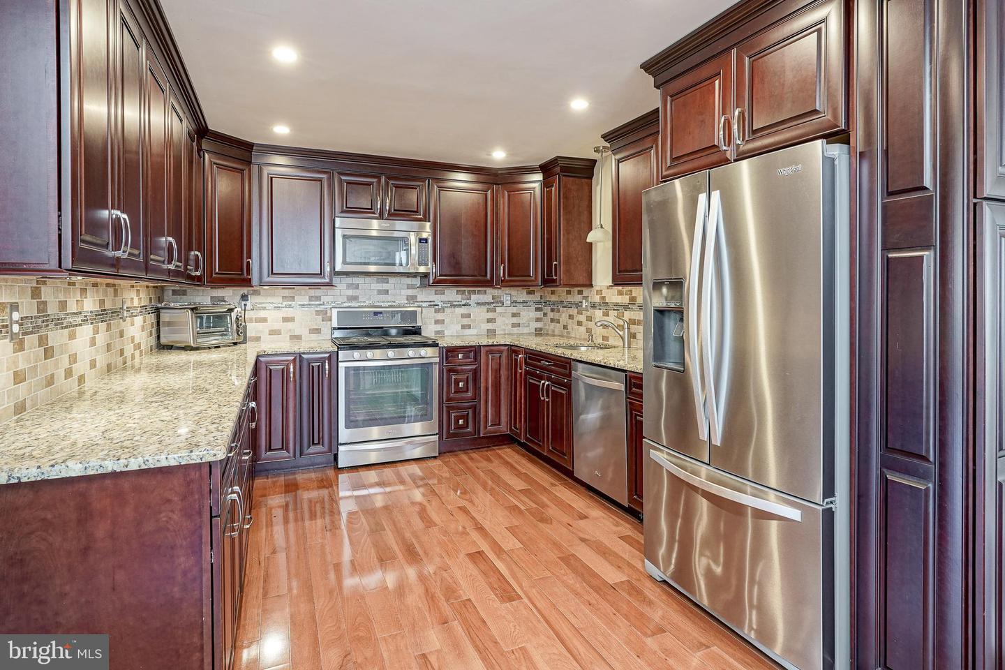 Holly Dr, West Deptford, NJ 08096