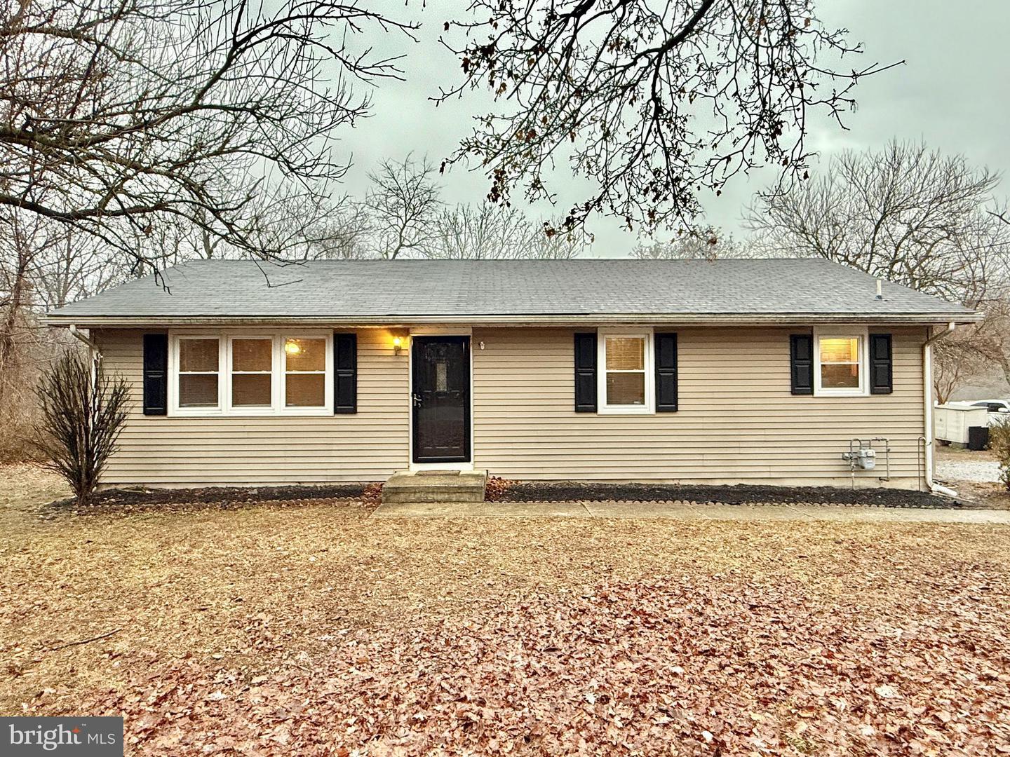 Wallace St, Elmer, NJ 08318
