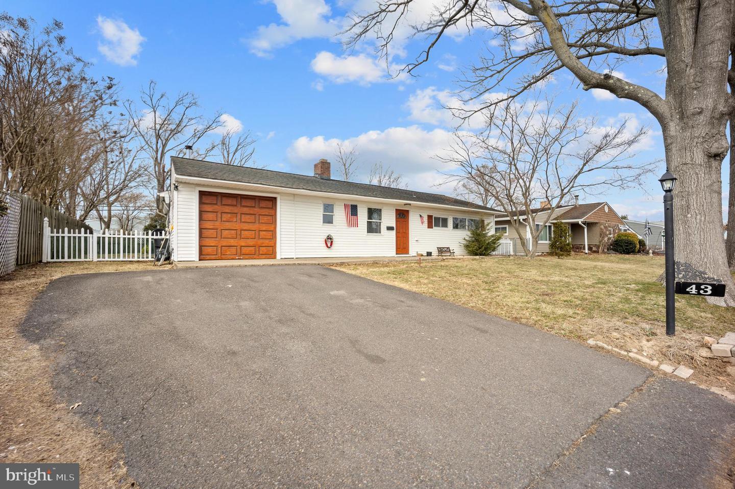 Thornyapple Ln, Levittown, PA 19054
