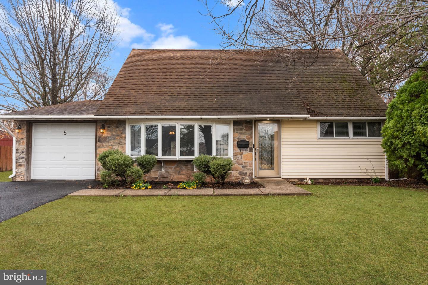 Cobalt Ridge Dr N, Levittown, PA 19057