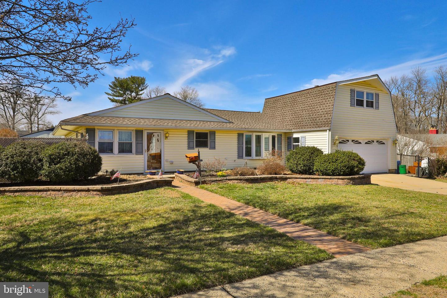 Maple Ln, Levittown, PA 19054