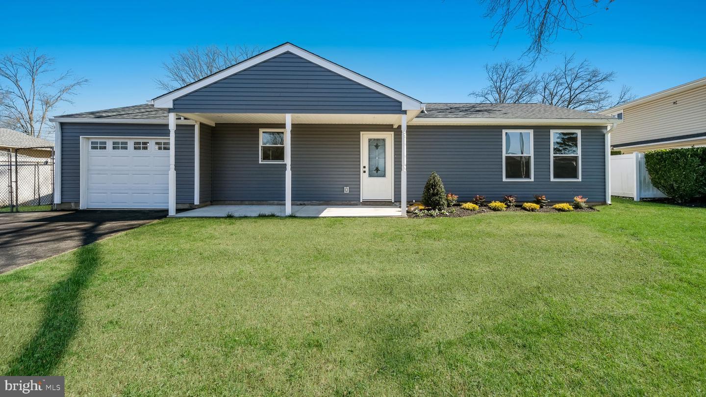 Tall Pine Ln, Levittown, PA 19054