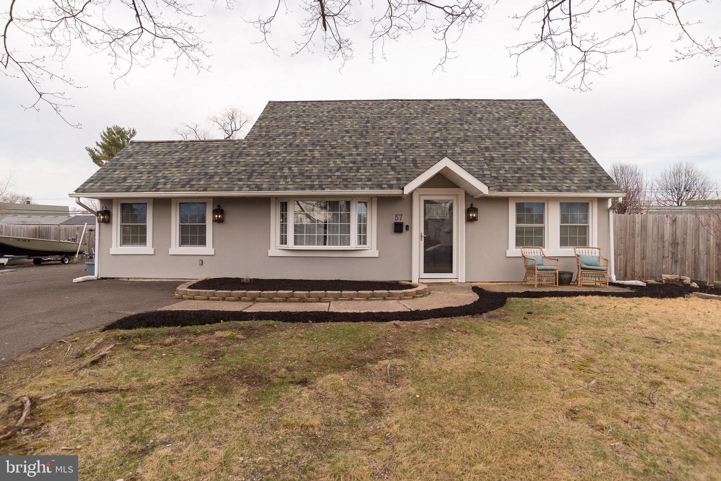 New Pond Ln, Levittown, PA 19054