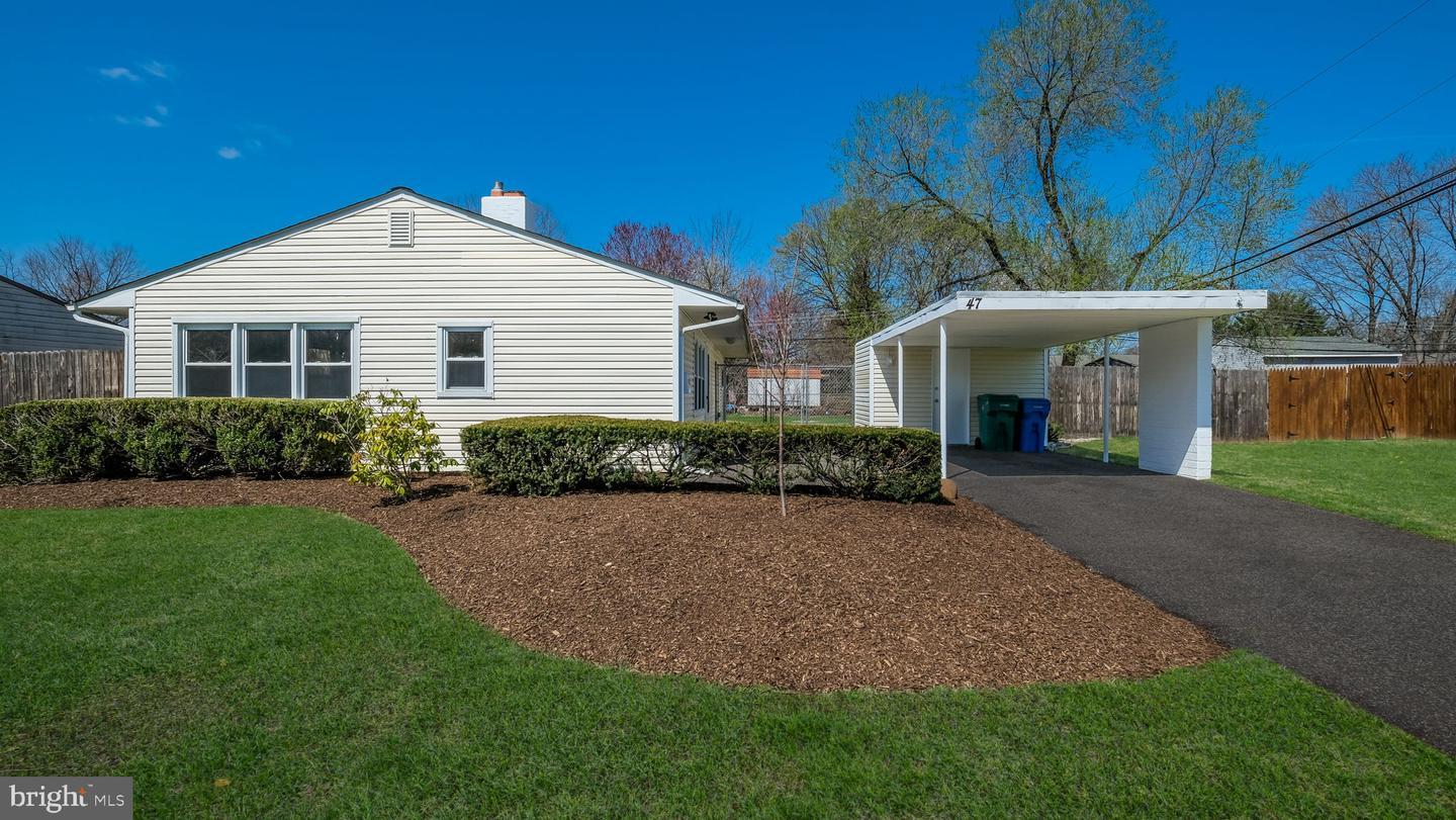 Yellowood Dr, Levittown, PA 19057