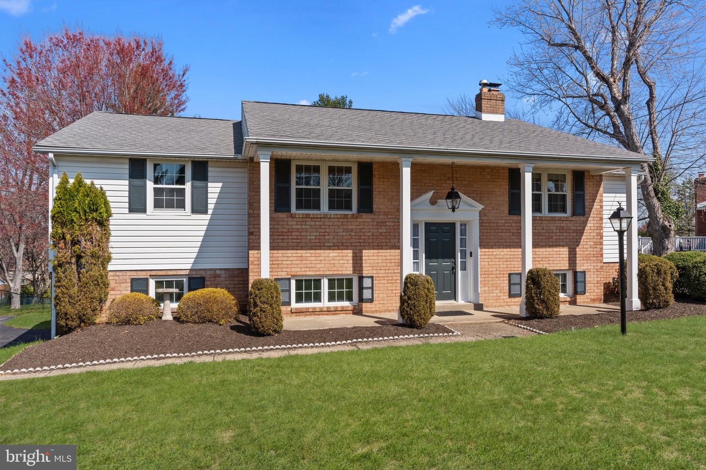 Christopher Dr, Southampton, PA 18966