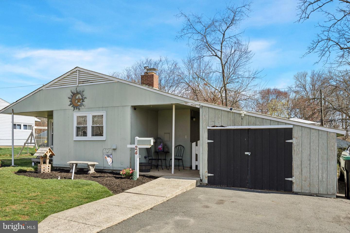 Mountain Ln, Levittown, PA 19054