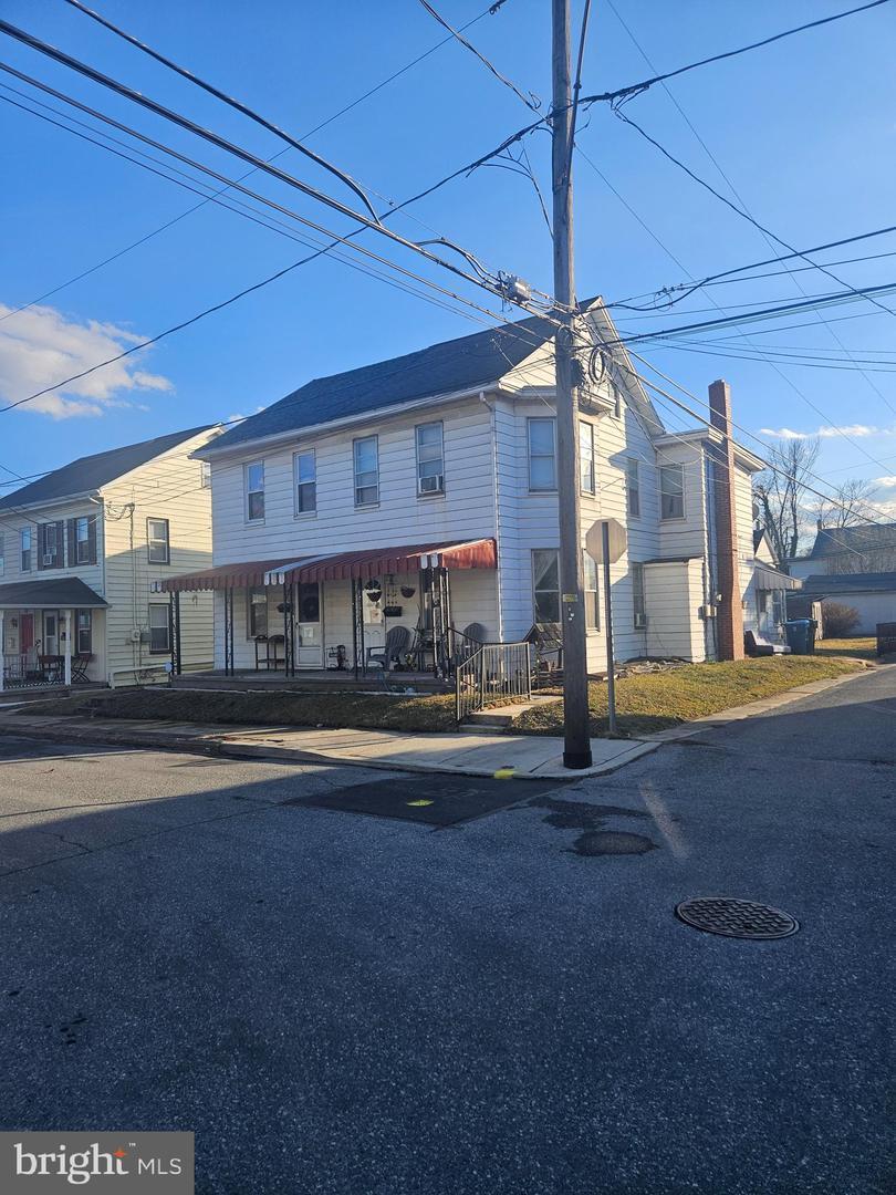 Jury St, Highspire, PA 17034