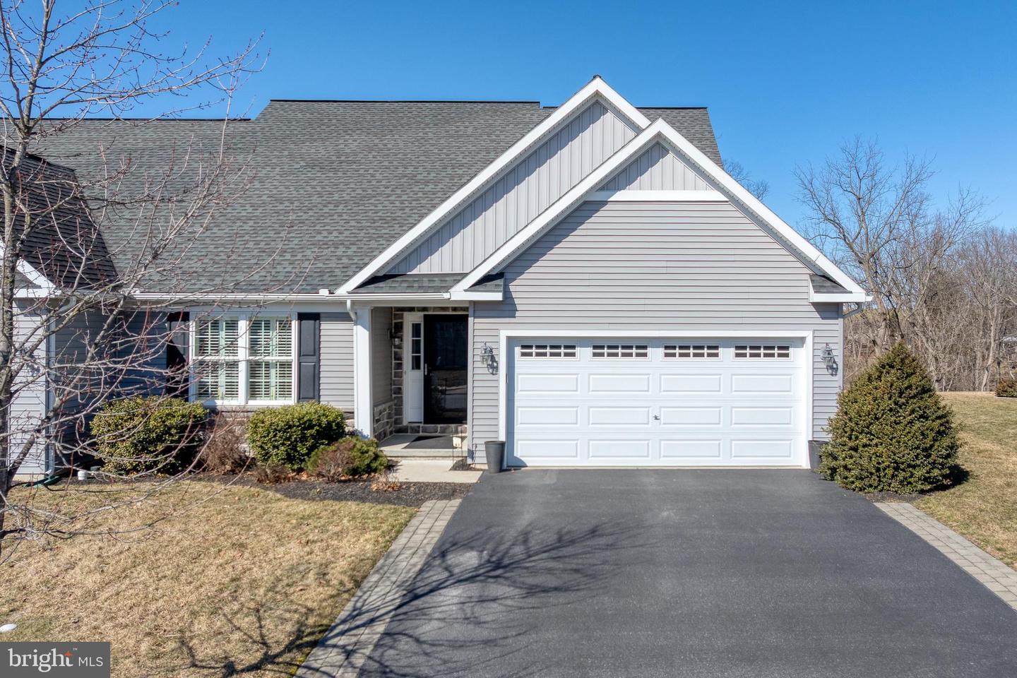 Oak Leaf Dr, Mount Joy, PA 17552
