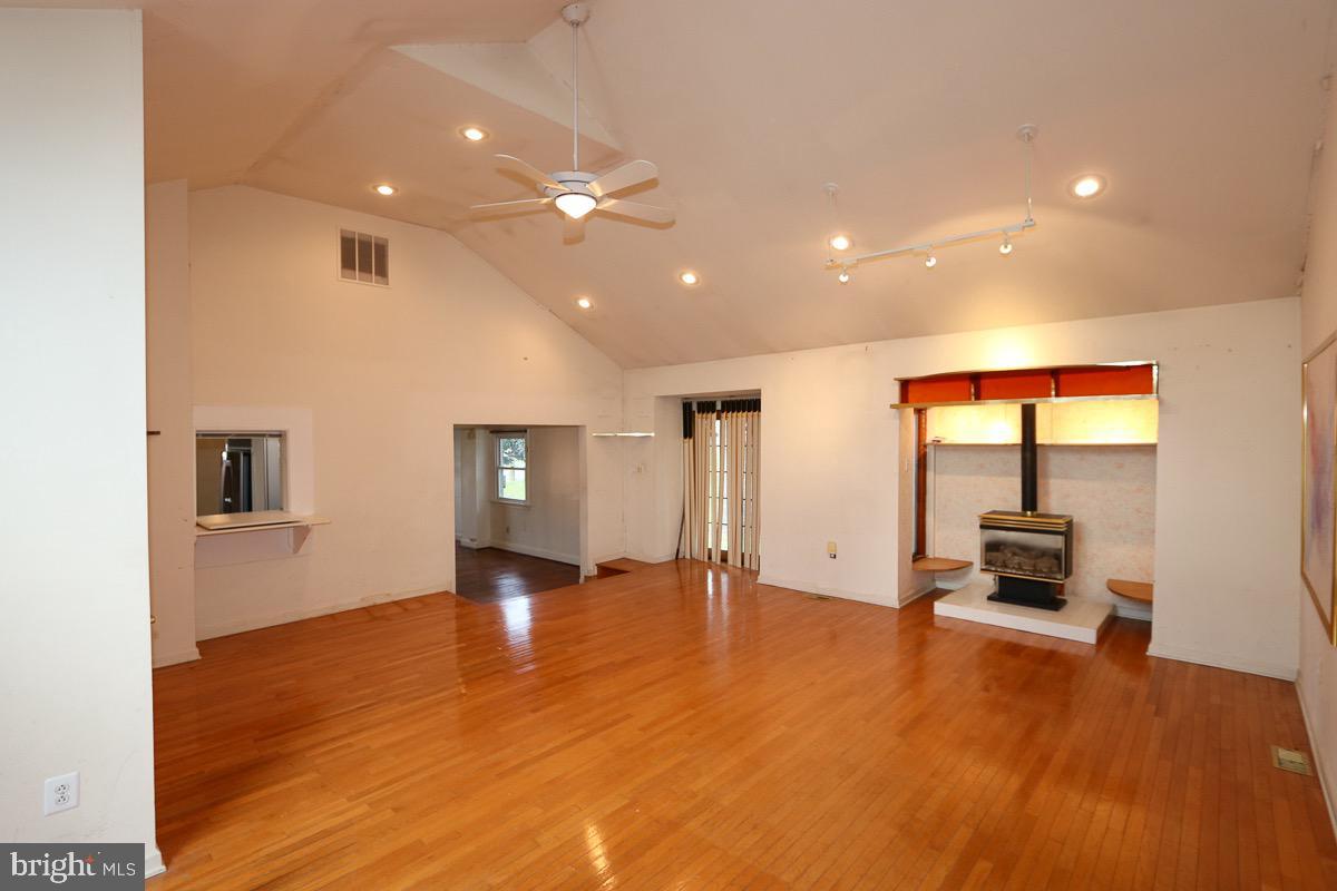 Anne St, Huntingdon Valley, PA 19006