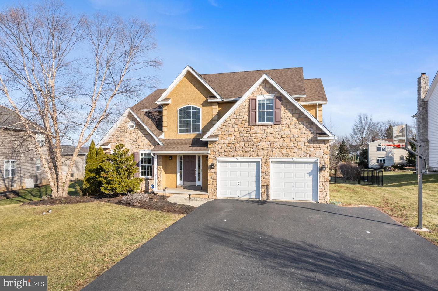 Elmwood Ln, Telford, PA 18969