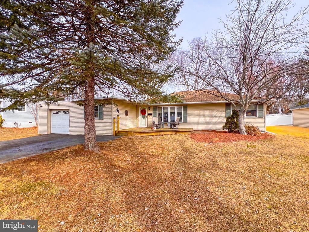 Sherwood Ln, Hatboro, PA 19040