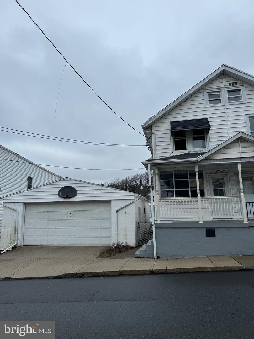 W Saylor St, Mount Carmel, PA 17851
