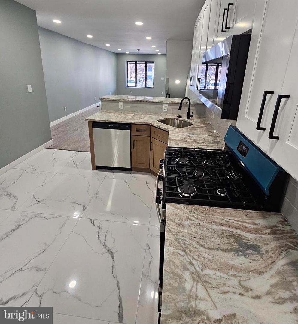 N 8th St, Philadelphia, PA 19120