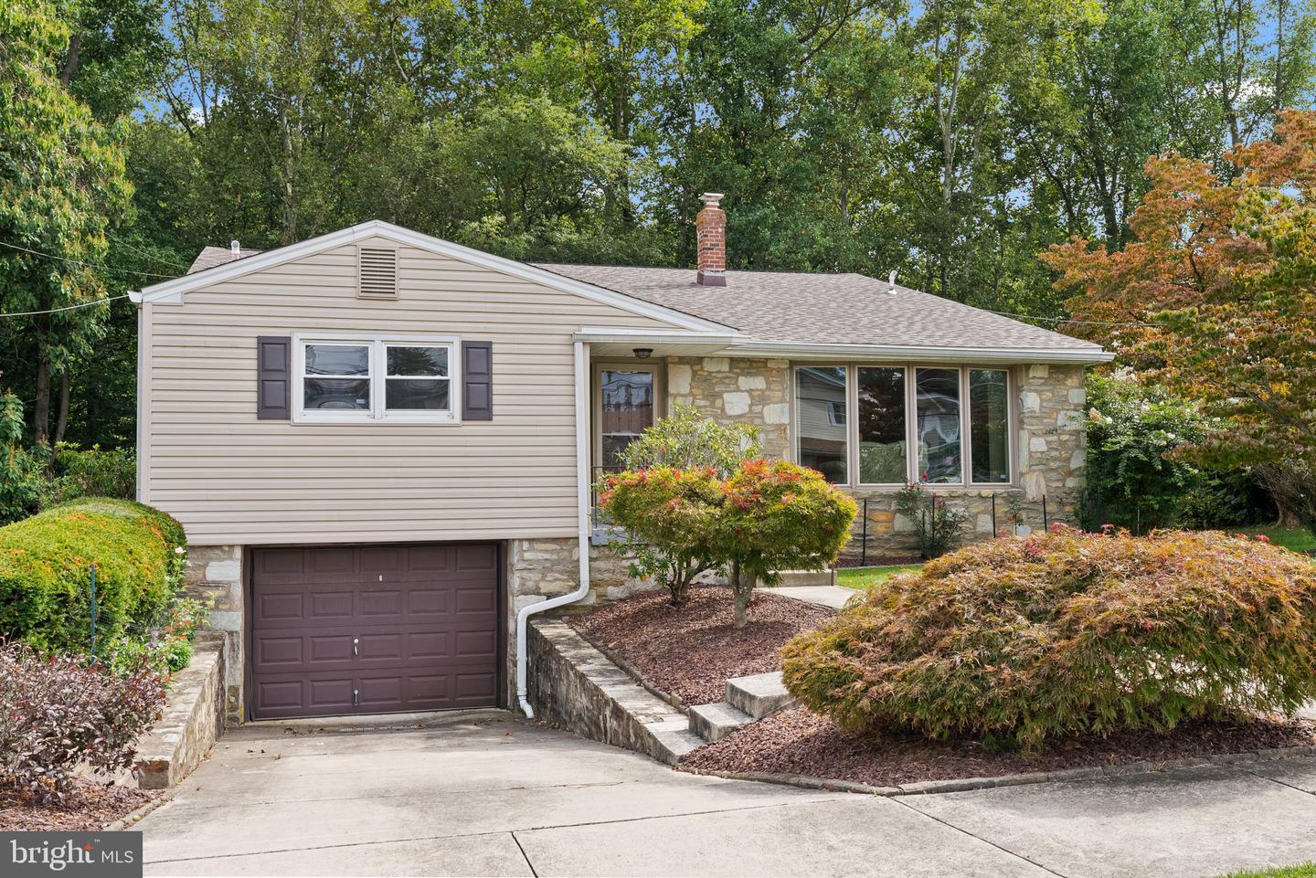 Greycourt Rd, Philadelphia, PA 19115