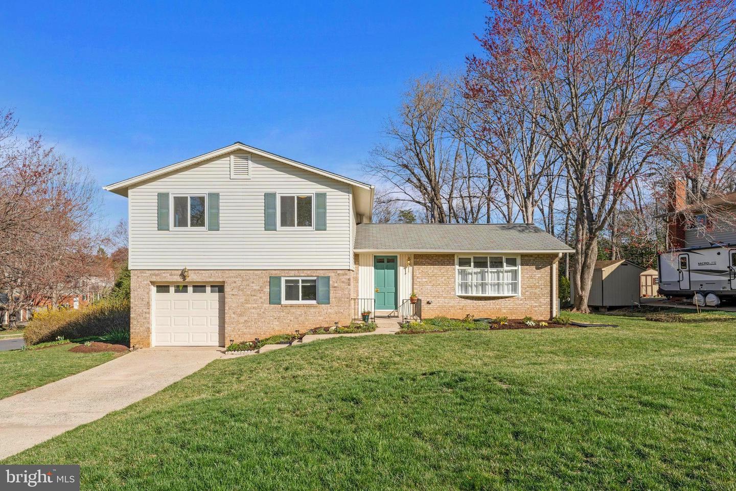Gainsborough Dr, Fairfax, VA 22032