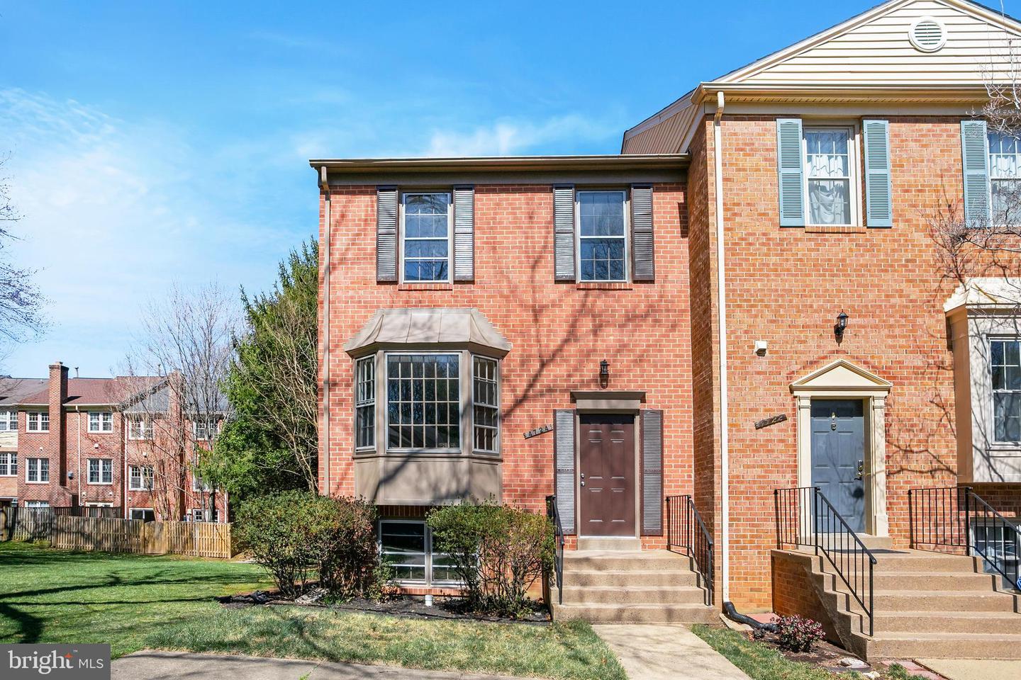 Gainsborough Dr, Fairfax, VA 22032