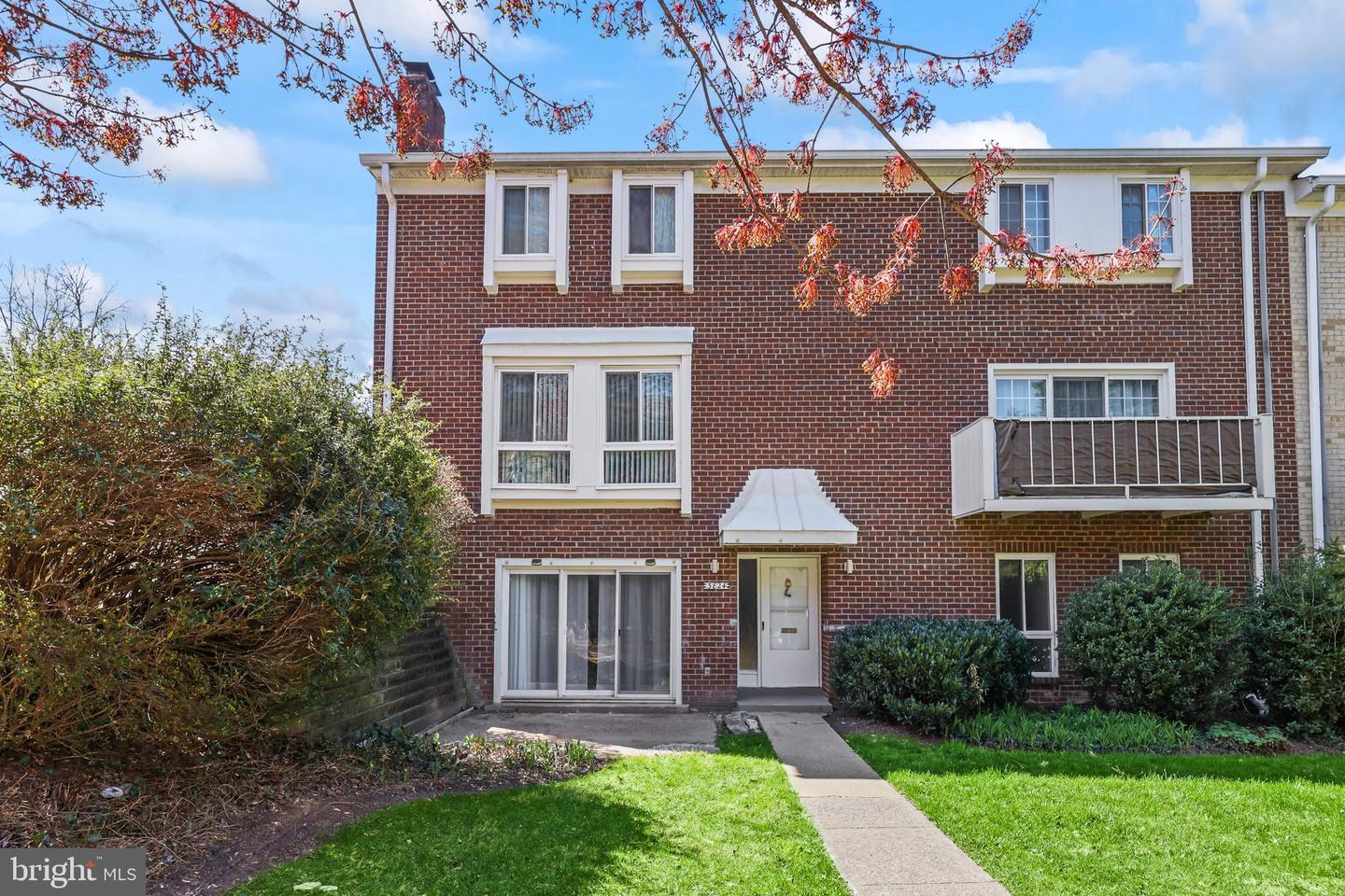 Persimmon Cir, Fairfax, VA 22031