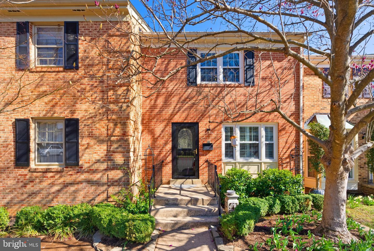Maxfield Dr, Annandale, VA 22003