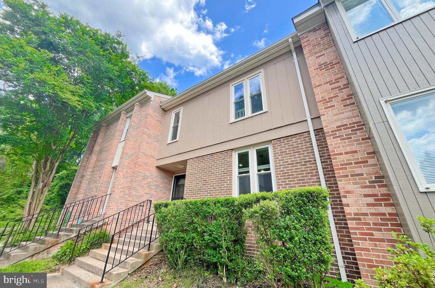 Cliffhaven Dr, Annandale, VA 22003