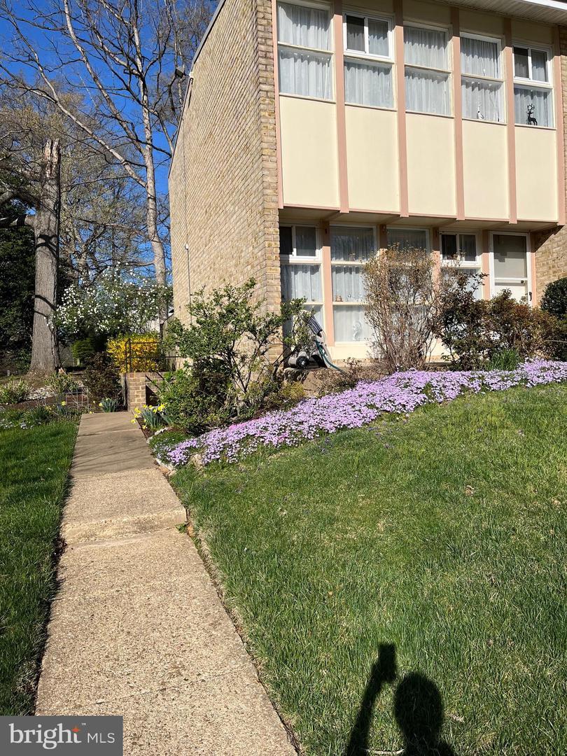Briarwood Ct S, Annandale, VA 22003