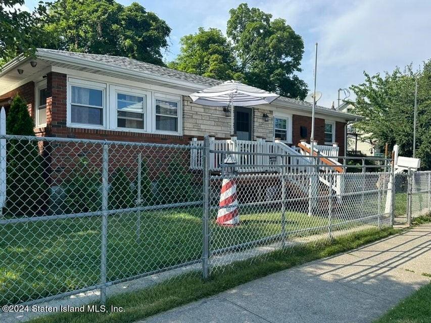 N Railroad Ave, Staten Island, NY 10306