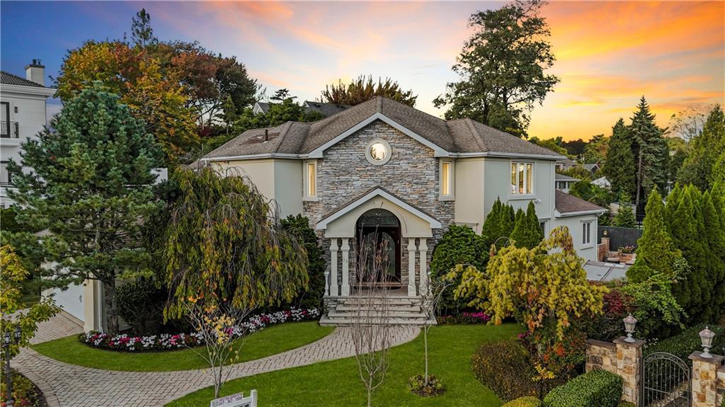 Julieann Ct, Staten Island, NY 10304