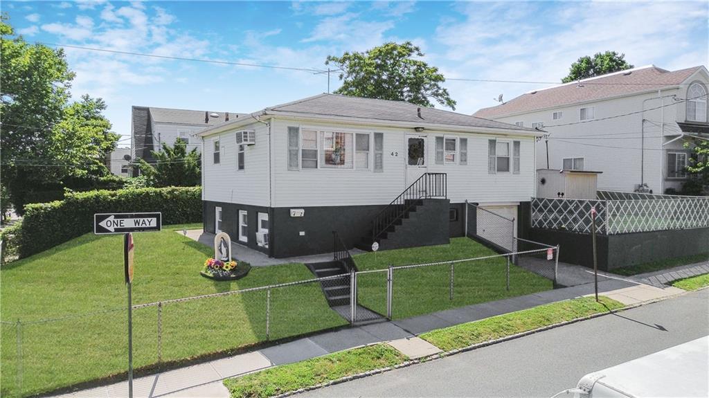 Mills Ave, Staten Island, NY 10305