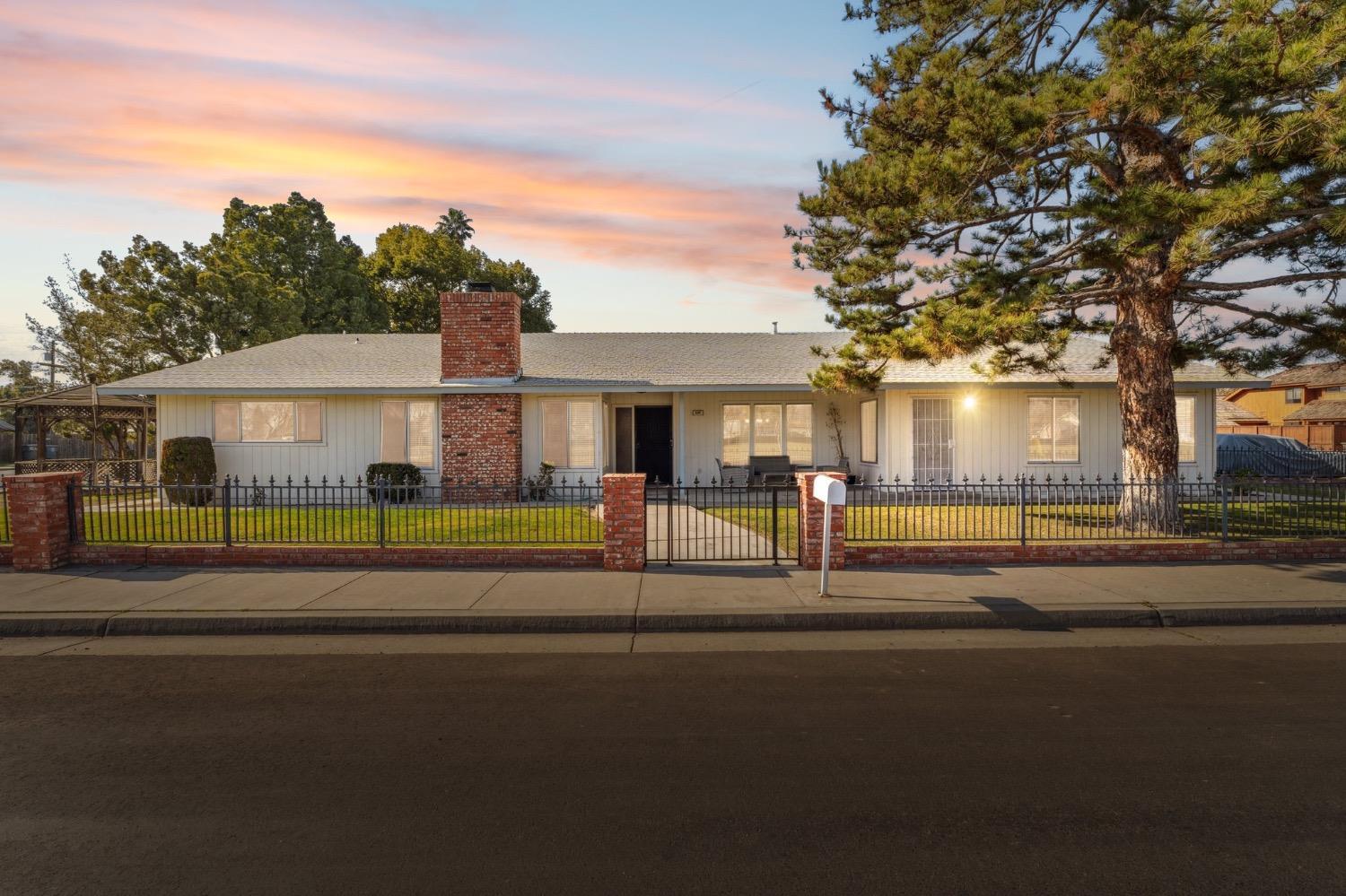 S 3rd St, Kerman, CA 93630