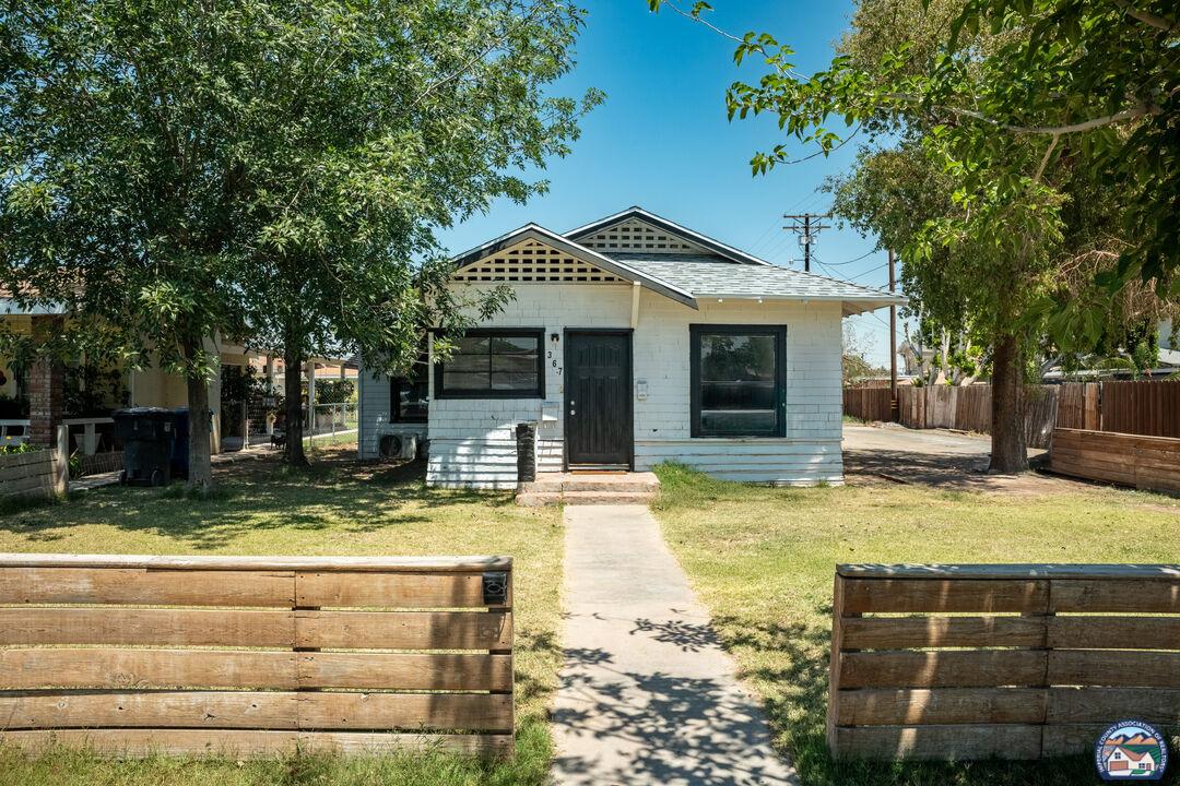 Ea J St, Brawley, CA 92227